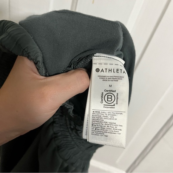 Athleta Triumph Hybrid Wide Crop Pants Bali Green Medium S1 - Picture 8 of 9